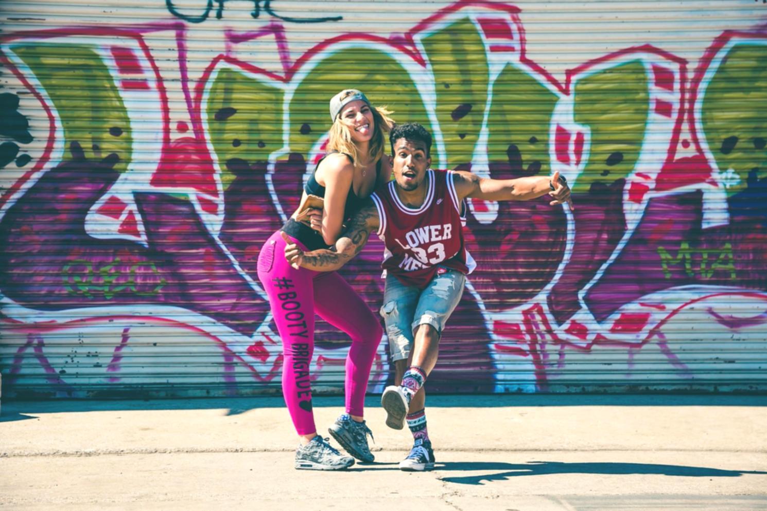 Momento di dance fitness che cattura l'energia e la passione del movimento ritmico