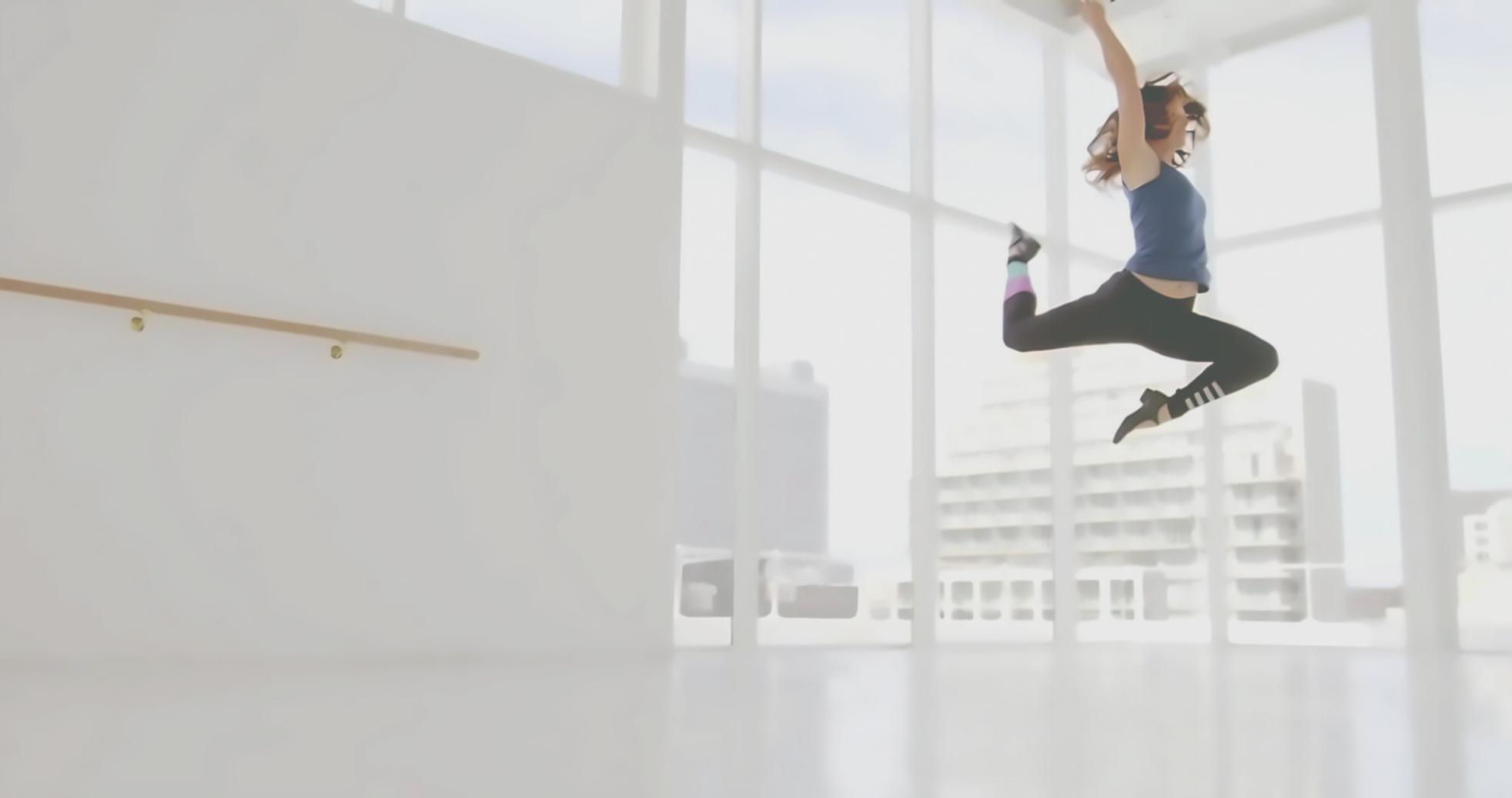 Sessione di danza fitness in corso con movimenti fluidi e dinamici